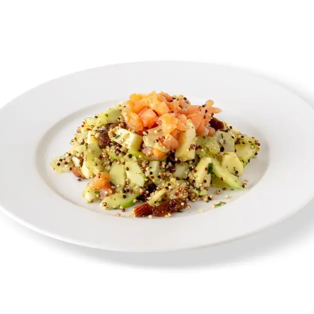 Ensalada de pepino con quinoa y salmón ahumado